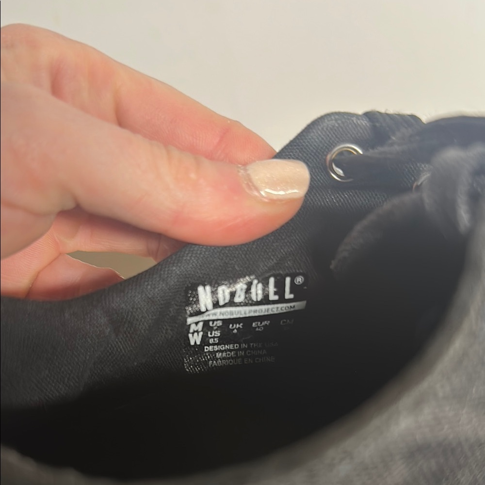 Women’s 8.5 Nobull in good condition - Picture 3 of 4